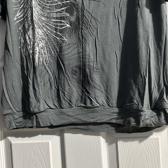 Venus cold shoulder feather 🪶 top. 🩷 - Picture 4 of 6